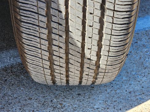 Used 2024 Chrysler Pacifica Touring-L image 11