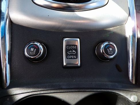 Used 2010 INFINITI G37 Convertible image 25