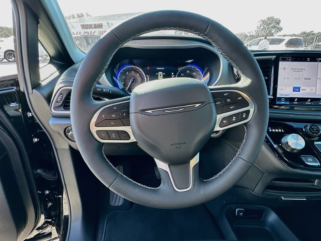 New 2027 Chrysler Pacifica Select AWD/4WD image 15