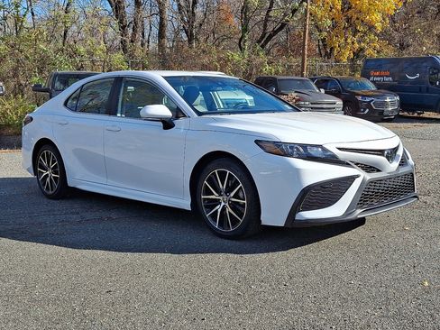 Used 2023 Toyota Camry SE image 7