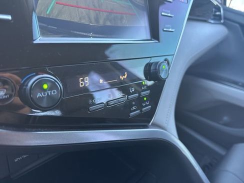 Used 2018 Toyota Camry LE image 11