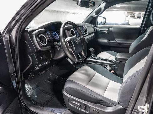 Certified 2020 Toyota Tacoma TRD Off-Road w/ Technology Package AWD/4WD image 17