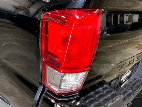 Used 2017 Toyota Tacoma TRD Off-Road AWD/4WD image 32