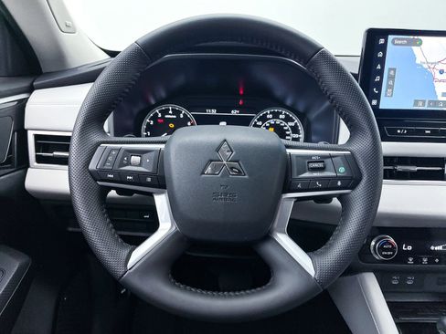 New 2025 Mitsubishi Outlander SE image 22