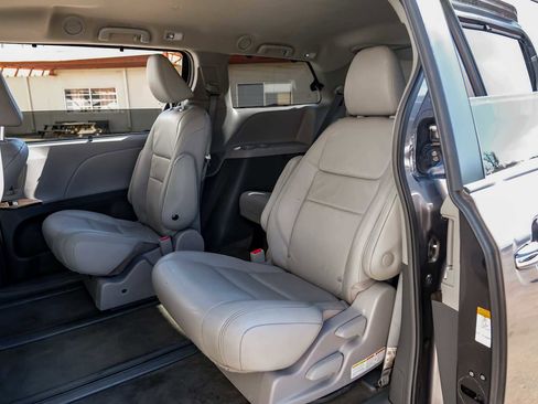 Used 2018 Toyota Sienna XLE image 42