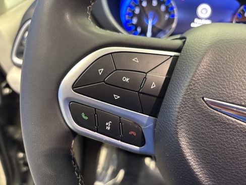 Used 2022 Chrysler Pacifica Touring-L FWD image 15