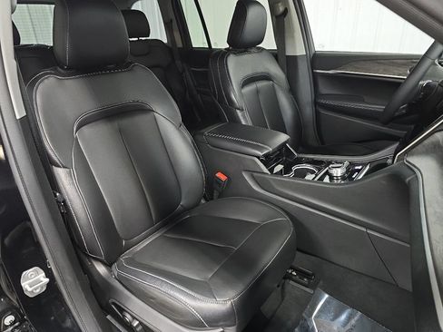 Used 2023 Jeep Grand Cherokee Limited AWD/4WD image 17