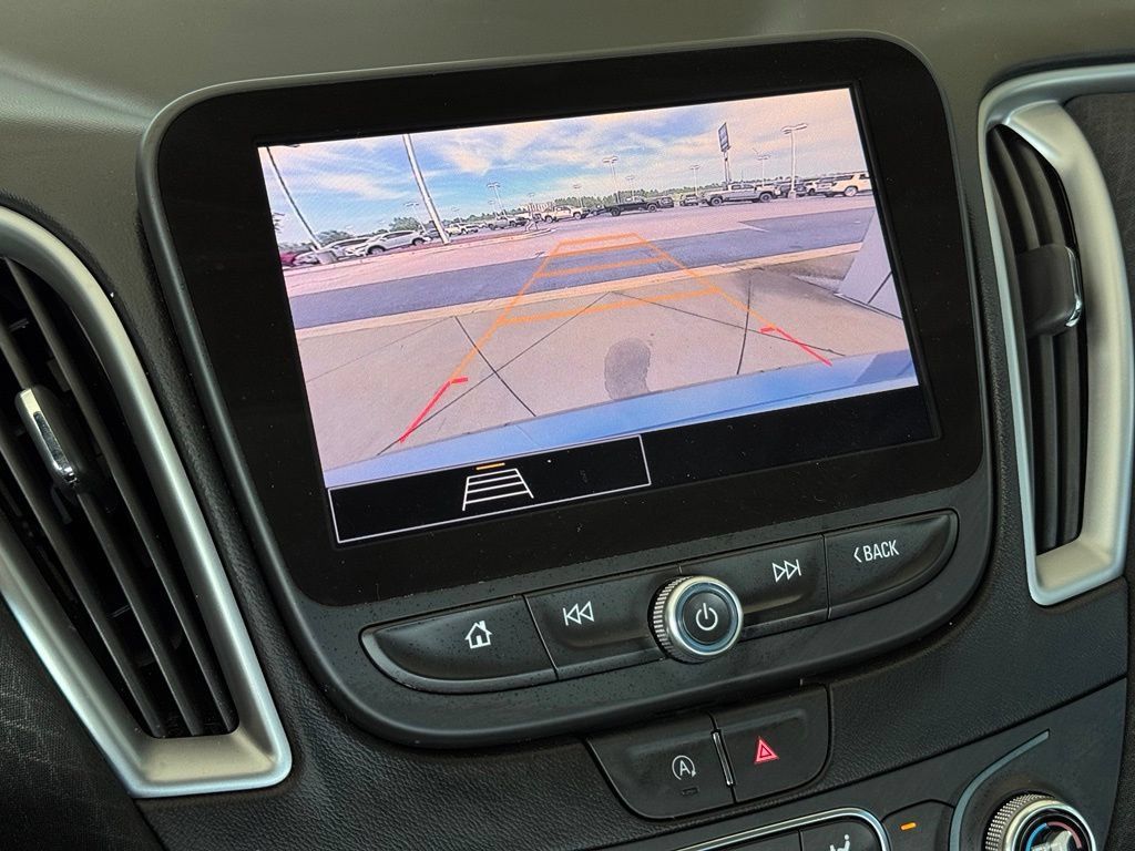 Used 2025 Chevrolet Malibu LT FWD image 4