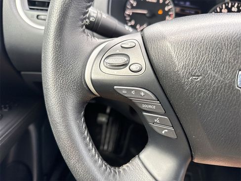 Used 2020 Nissan Pathfinder SV image 16