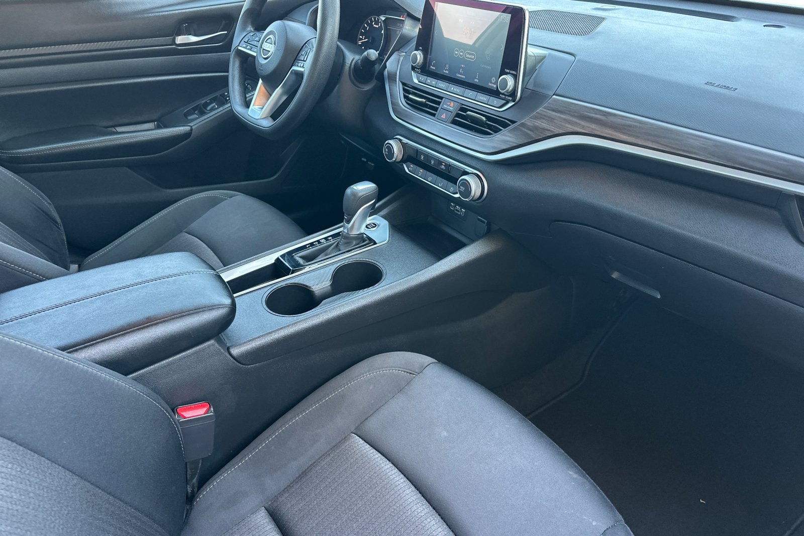 Used 2025 Nissan Altima 2.5 SV FWD image 15