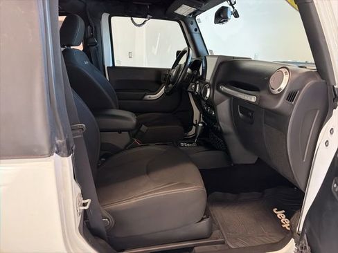 Used 2017 Jeep Wrangler Sahara image 23