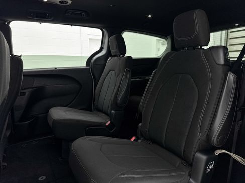 Used 2018 Chrysler Pacifica Touring Plus w/ S Appearance Package FWD image 33