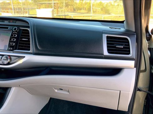 Used 2018 Toyota Highlander XLE image 17