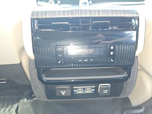 Used 2024 Jeep Wagoneer Series III w/ Premium Group I AWD/4WD image 23