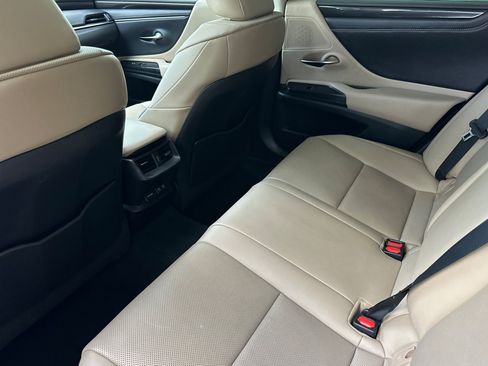 Used 2021 Lexus ES 300h w/ Accessory Package FWD image 25
