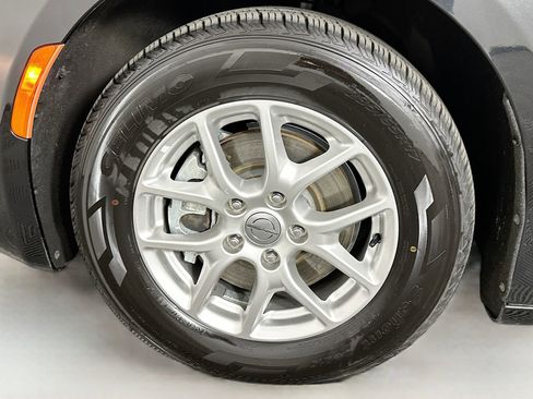 Used 2023 Chrysler Voyager LX image 31