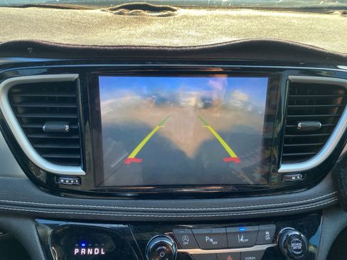 Used 2021 Chrysler Pacifica Touring w/ S Appearance Package image 14