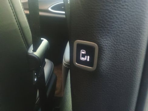 Used 2025 Chrysler Pacifica Select image 17