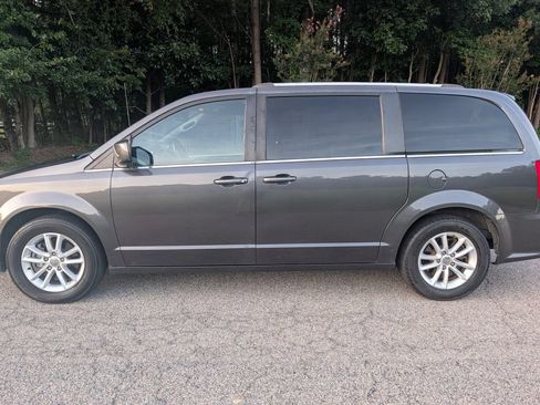 Used 2020 Dodge Grand Caravan SXT FWD image 2