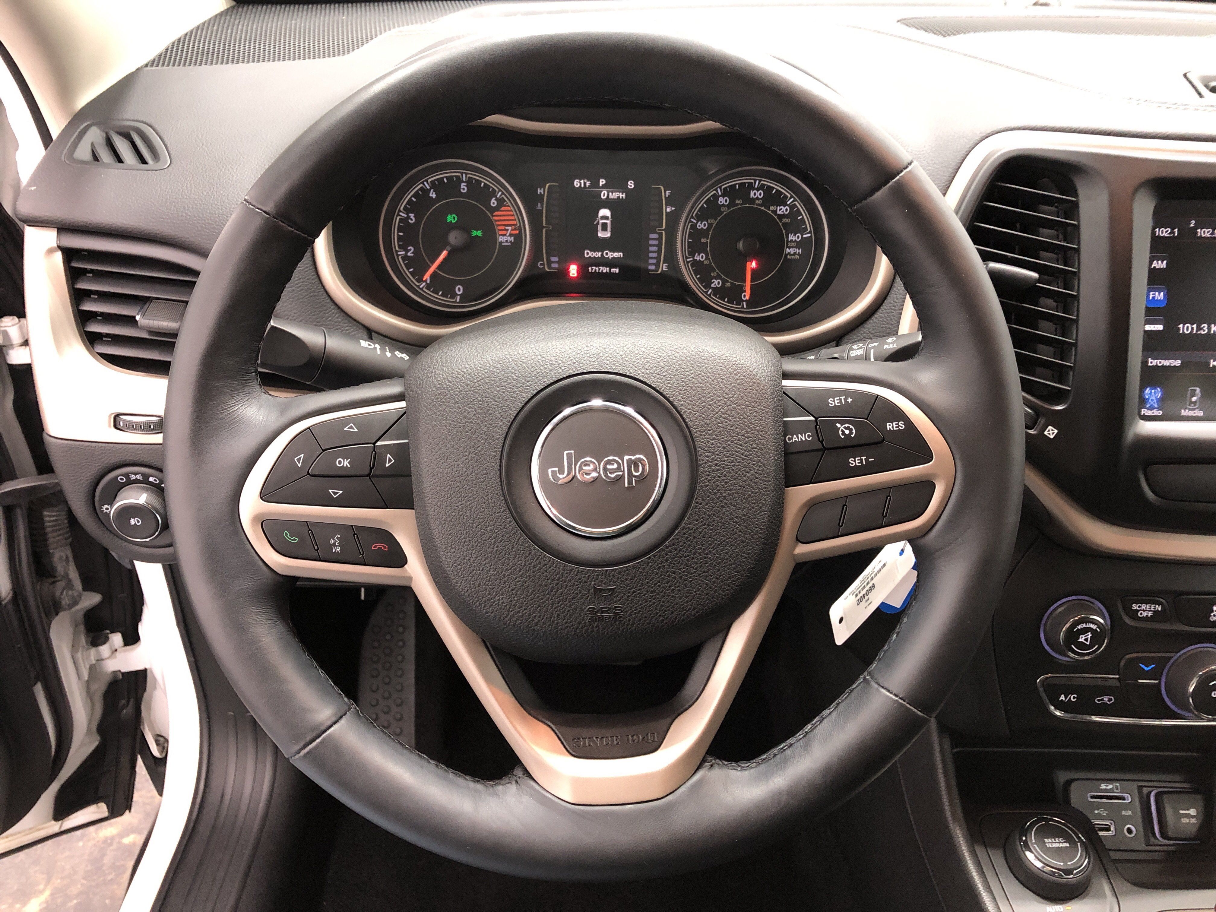 Used 2017 Jeep Cherokee Latitude w/ Cold Weather Group AWD/4WD image 20