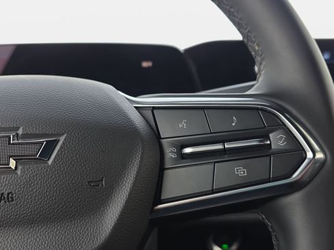 Used 2025 Chevrolet Suburban Z71 image 18