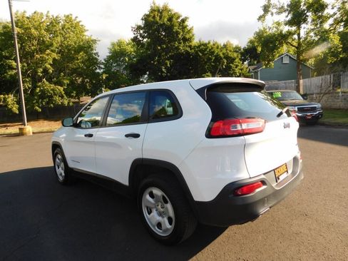 Used 2017 Jeep Cherokee Sport FWD image 3