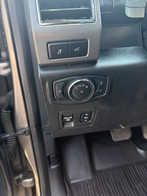 Used 2018 Ford Expedition XLT w/ Equipment Group 202A AWD/4WD image 16