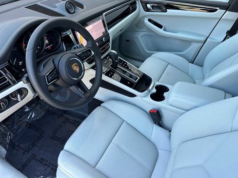 New 2025 Porsche Macan image 4