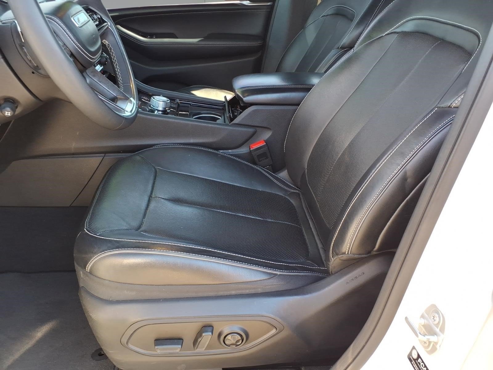 Used 2023 Jeep Grand Cherokee Overland AWD/4WD image 12