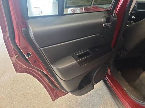 Used 2017 Jeep Patriot Latitude AWD/4WD image 12