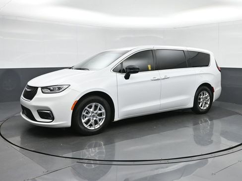 Used 2024 Chrysler Pacifica Touring image 3