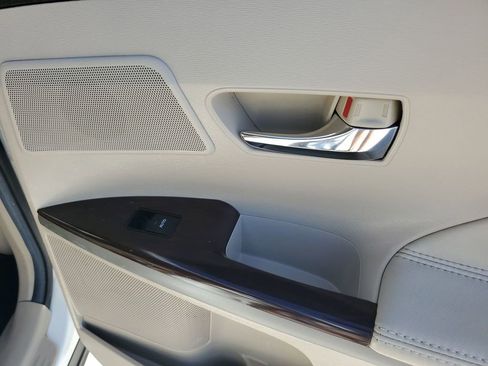 Used 2014 Toyota Venza XLE image 47