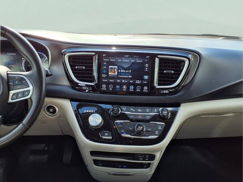 Used 2020 Chrysler Pacifica Touring-L Plus w/ Tire & Wheel Group image 15