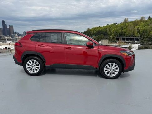 Used 2022 Toyota Corolla Cross LE image 2