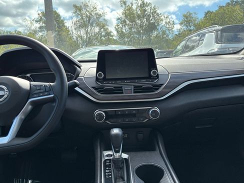 Used 2025 Nissan Altima 2.5 SV FWD image 17