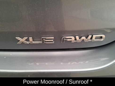 Used 2024 Toyota Highlander XLE AWD/4WD image 6