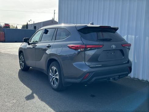 Used 2023 Toyota Highlander XLE AWD/4WD image 4