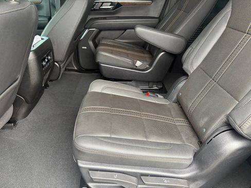 Used 2025 Chevrolet Suburban High Country image 27