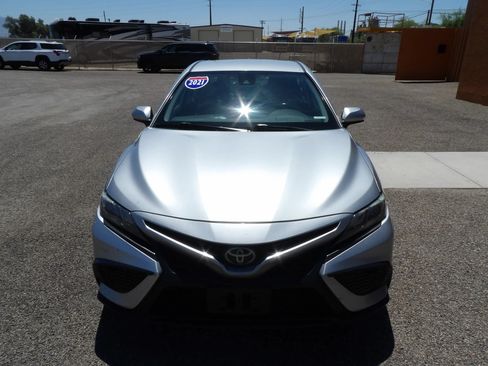Used 2021 Toyota Camry SE FWD image 3