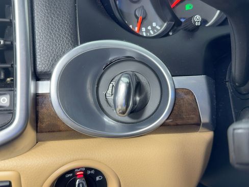 Certified 2018 Porsche Cayenne Platinum Edition image 19