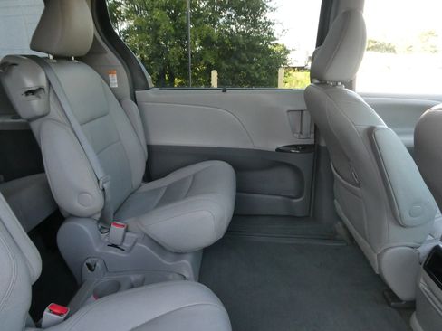 Used 2015 Toyota Sienna XLE FWD image 29