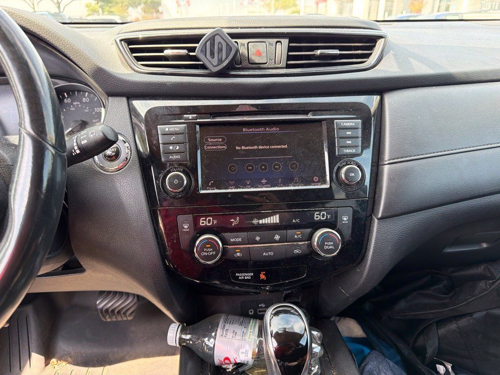 Used 2018 Nissan Rogue SV AWD/4WD image 4