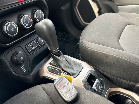 Used 2016 Jeep Renegade Latitude image 29