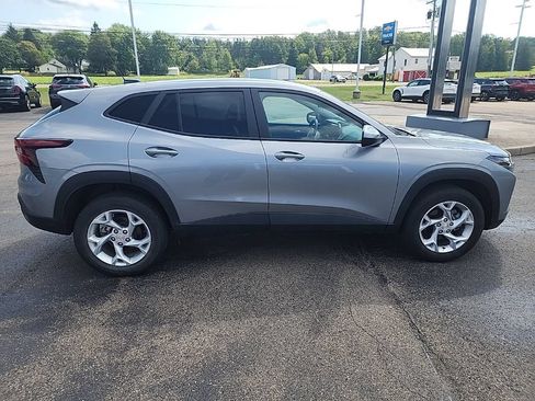 Used 2024 Chevrolet Trax LS w/ LS Convenience Package FWD image 8