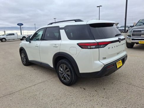 Used 2024 Nissan Pathfinder SV image 4