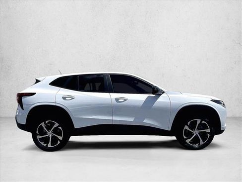 Used 2025 Chevrolet Trax RS w/ Sunroof Package FWD image 5