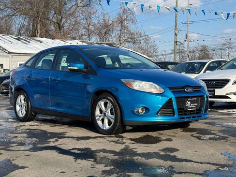 Used 2013 Ford Focus SE w/ SE Winter Pkg image 3