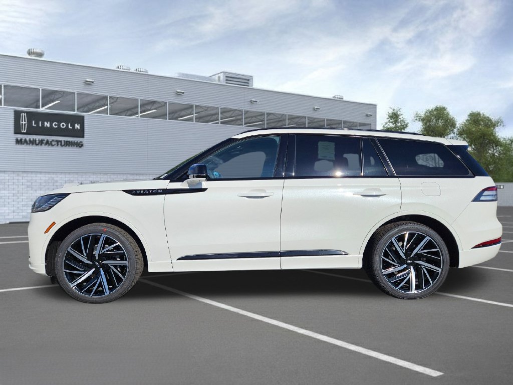 New 2027 Lincoln Navigator Reserve AWD/4WD image 2