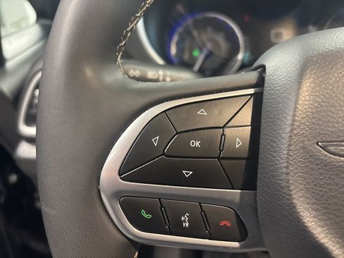 Used 2025 Chrysler Pacifica Select image 15