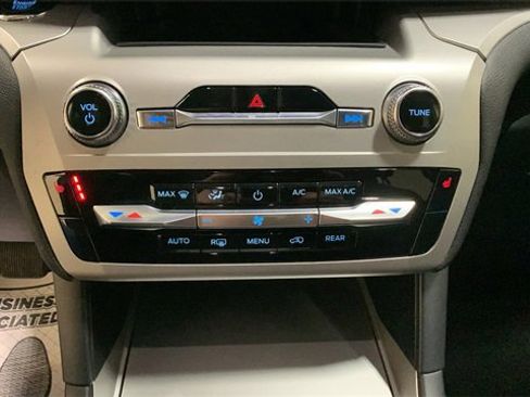 Used 2022 Ford Explorer XLT image 40